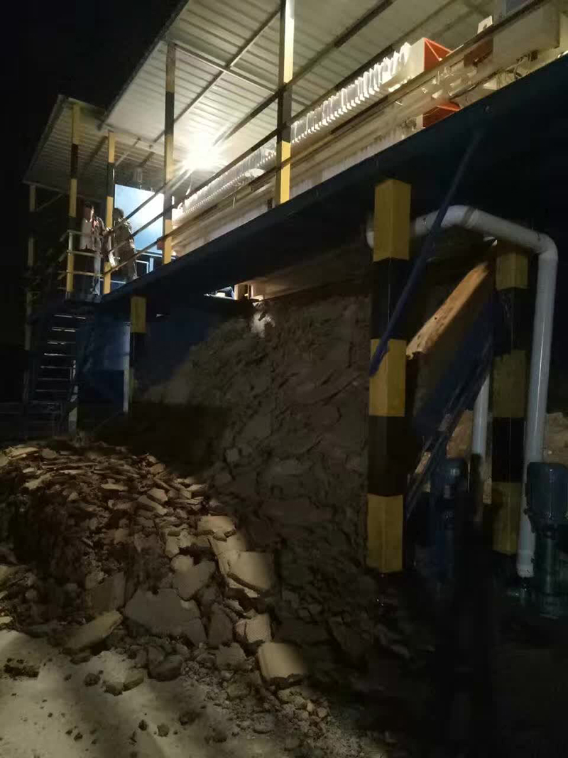 泥漿處理現(xiàn)場(圖1)